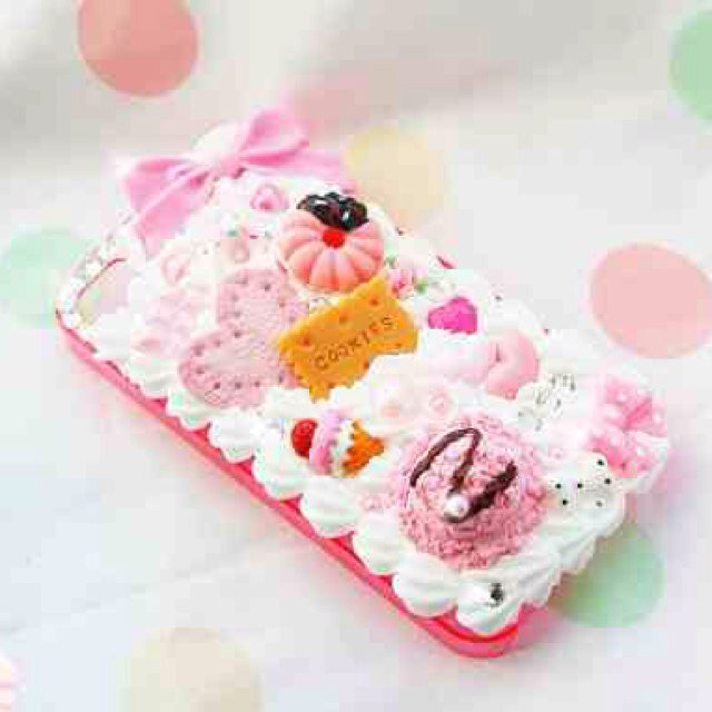 Pellilly - Candy cases for your phones and sugar for your ears. Because life should always be sweet.

DM for special requests. My little pony/barbie/hellokitty