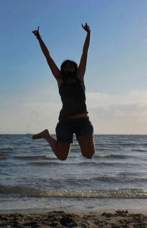coleccionando buenos momentos y viendo el lado positivo de las cosas,la vida me ha enseñado que todo pasa por algo :D