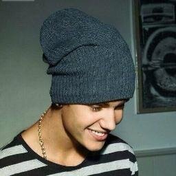 Nuestro héroe no tiene capa, tiene supras y una sonrisa angelical.