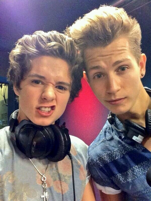 Triple J - Union J. Love those 4 monkeys with all my heart. Josh, please look at my @ and then commit the action? Thank you :)) ALSO, I LOVE THE VAMPS!!