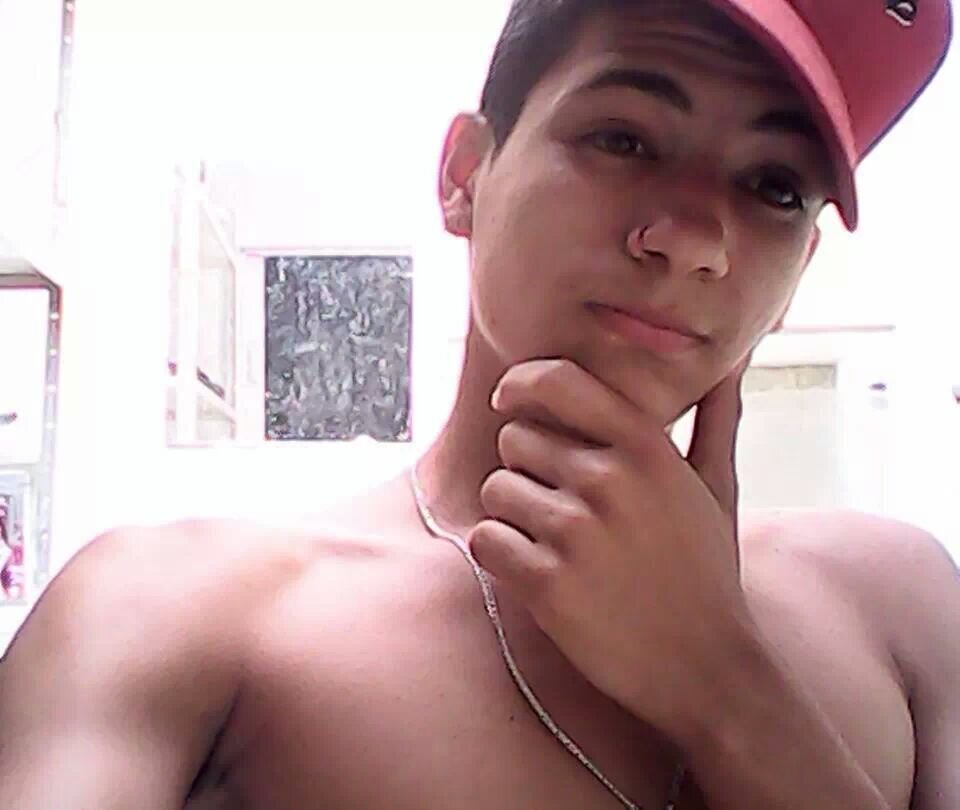 Menino Romantico, Amo Rock(principalmente Classic) Tenho 17 anos, sou sonhador, meu sonho e fazer uma viajem de uns 9 meses... Odeio Preconceito! ^.^