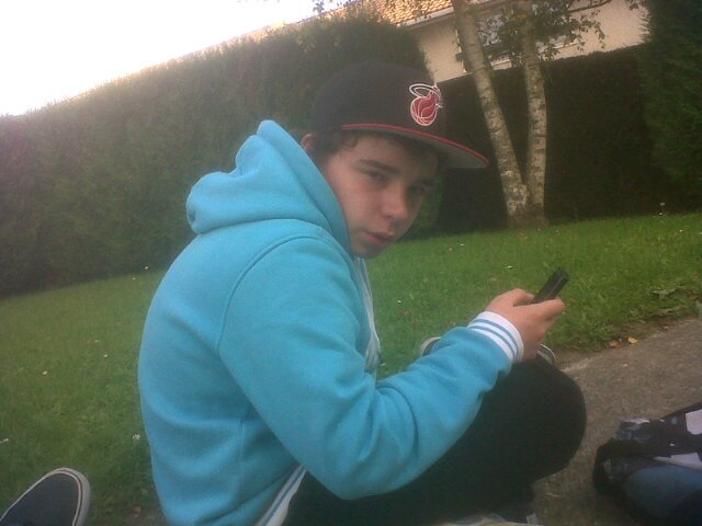 Je m'apelle alexou j'ai 16 ans, mon grand c'est @riot_sb et lakdar, je fume, je boit avec eux on fait tous ensemble