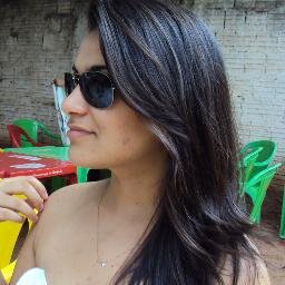 Eu sorrio por qualquer coisa idiota. Mas qualquer motivo besta, me deixa mal .
