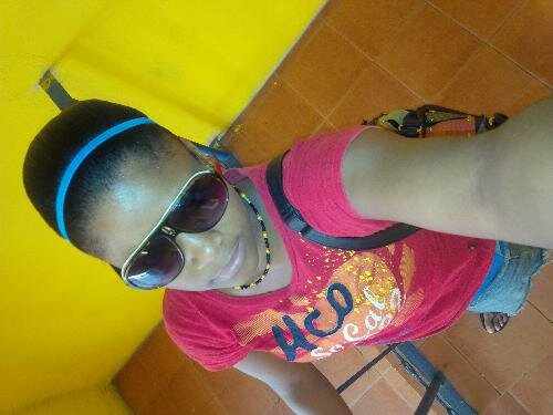 I'm outgoing pretty and easy to talk to #teamminaj