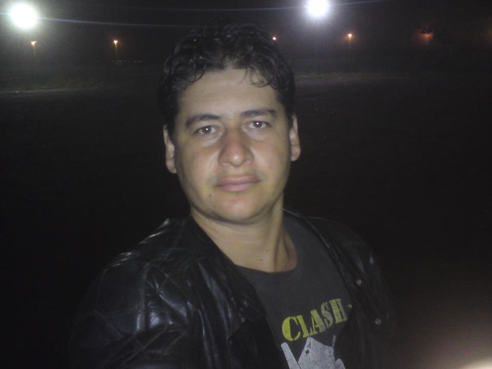 Encontrar uma amiga é descobrir
um tesouro e talvez seja até mais;
pois uma amiga é sempre alguém que traz
mais consistência a nós: por existir.