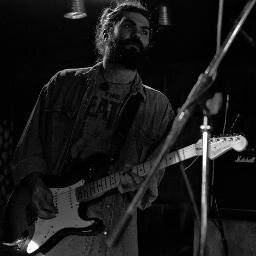Müzik sever, Gitar çalar..