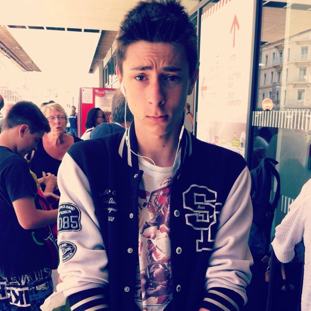 unetrangemalade's profile picture. Jean jaloux rêveur alcoolique je peux te décrocher la Lune alors ne t'étonne pas si je n'ai pas les pieds sur Terre. smbplsv #Orelfan