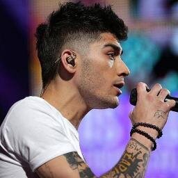 Wole byc malym chlopcem i bawic sie papierowym samolotem, niz byc mezczyzna i bawic sie sercem kobiety I'm polish directioner. FOREVER YOUNG