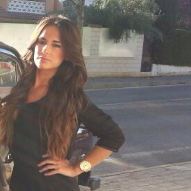 Estudiante de estilismo de moda, RR.PP y visual merchandising. Amante de la dolce vita y soñadora compulsiva.Guardo como fondo de armario una gran sonrisa.