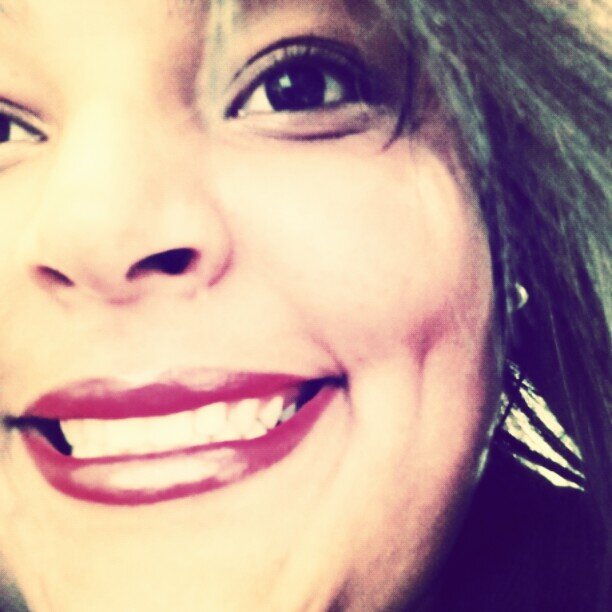 ... Sou complexa, sou mistura, sou mulher com cara de menina... E vice-versa. Me perco, me procuro e me acho. E quando necessário, enlouqueço e deixo rolar...