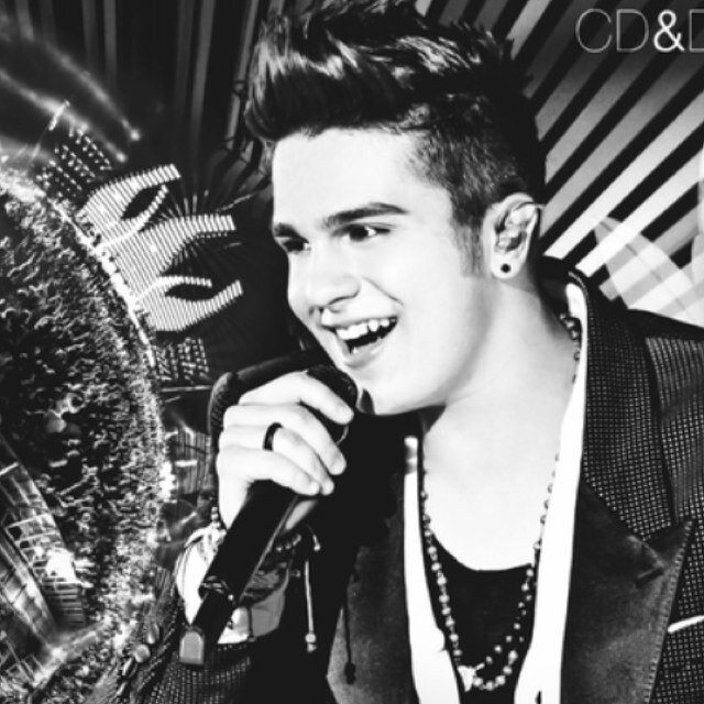 Desculpe mas não posso falar agora! Estou ocupada com o Luan!! hehe.. ;p