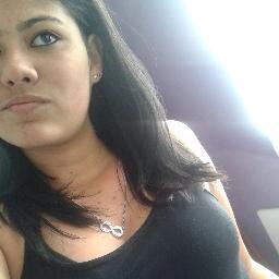 '   Sorria com vontade. Abrace forte. Dance na chuva. Beije como se fosse a última vez. Tudo aquilo que é intenso se torna inesquecível ..