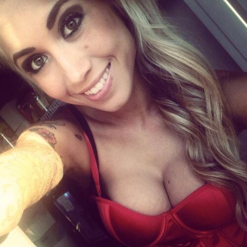 Hey names Nicole, im new to Twitter, im 21 and bisexual, and I model a bit. ;)