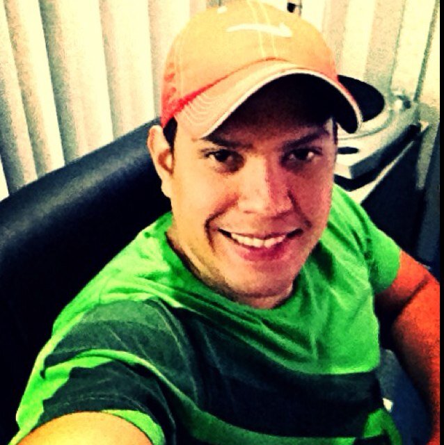 Solo hay una persona capaz de hacerte feliz por toda la vida y esa persona eres tu mismo ;)