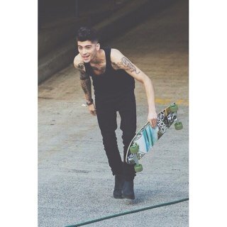 PLEASE FOLLOW @LOCOHOTCOCOZAYN BC IM FUNNY THERE pls ilY