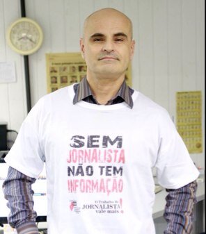 Jornalista, colunista social, cinéfilo, nadador e viajante amador. Responsável pela Coluna Clubes, no Jornal do Comércio, Porto Alegre.
