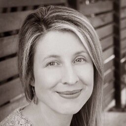 Graphic designer & web designer. I love to travel, paraglide, ski … & enjoy life with my husband :)