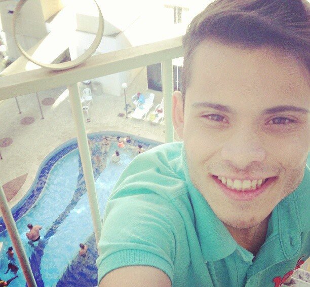 20 Anos, Carinhoso, Chato,Romântico,Teimoso, Humilde, Carismático, Compositor, Heterossexual Músico, legal mas não abuse ! não confunda educação com liberdade