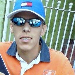 Meu anjo da guarda é foorte. Comédiia aquii não ganha espaço! Se eu caio três vezes, ele me levanta quatro.