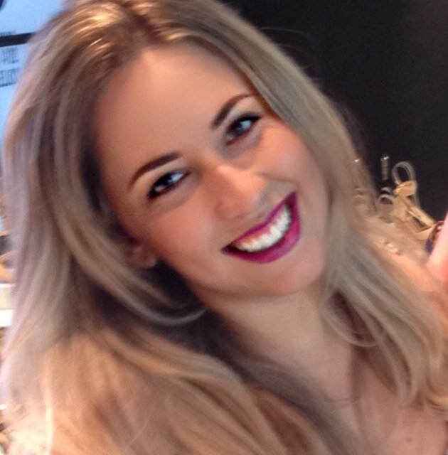 Apaixonada pela minha família, meu namorado e pelo meu curso. Levo um sorriso no rosto, um objetivo na cabeça e muito amor no coração.