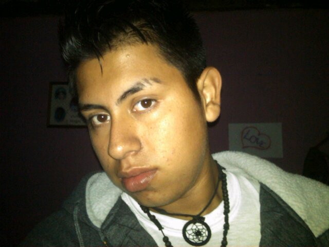 Soy un chavo amable con las chavas. Y buena onda con los cuates. Mi artista favorrito es ☆FARRUkO☆ mi pin:32A4730C