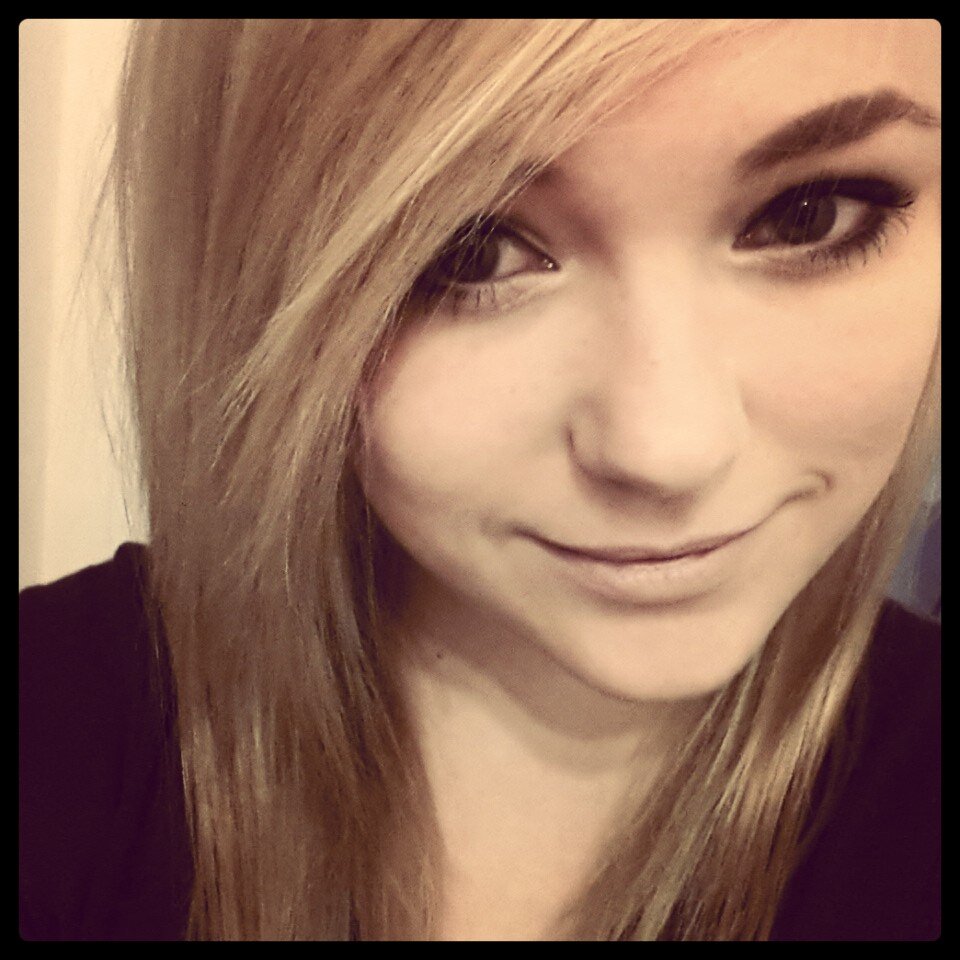 Hello thank you vor visiting my profile! I'm 22 years old and my hobbies are gaming and going to concerts! Sorry for my English :) I'll try to improve!
