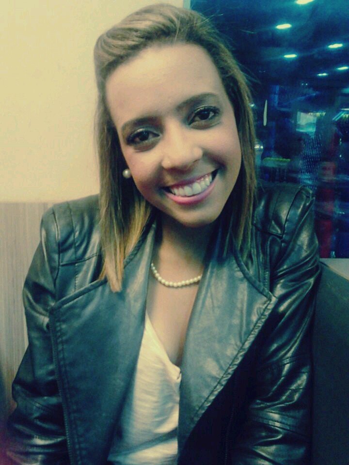 Espontânea, sonhadora, divertida, viciada em internet, não vivo sem música, amo dormir, fazer novas amizades e ficar sozinha . São Paulina e cor preferida rosa