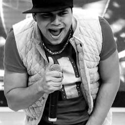 Perfil Oficial do Vocalista da Banda Moral Mix - Facebook : http://t.co/TozRS0oPE4... 

FanPage - http://t.co/34CIS8v95R...