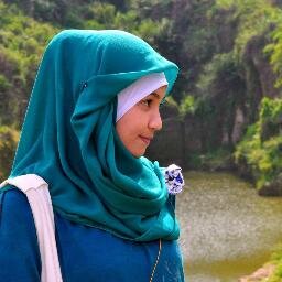 Sesungguhnya dunia itu adalah perhiasan dan sebaik-baik perhiasan dunia adalah wanita shalihah. (HR. Muslim)