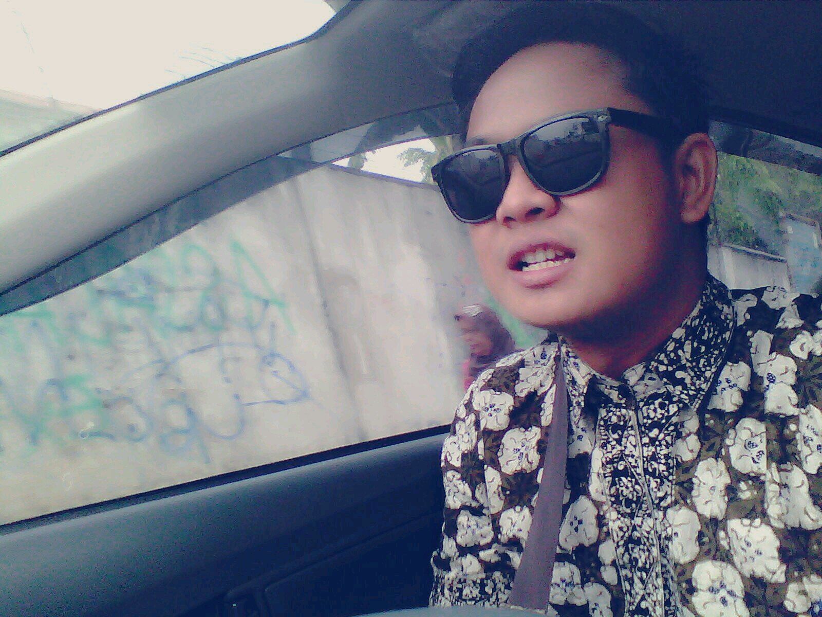 justbaguss's profile picture. Me,Mom,Dad and my Little sist. Only four of us !