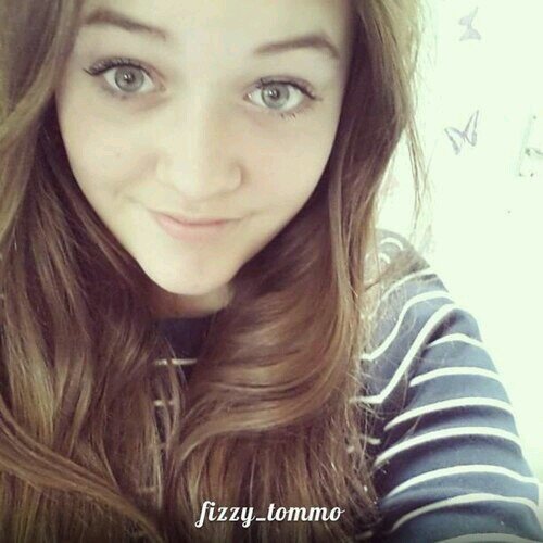 Felicite Fizzy Tomlinson. Mam 13 lat i jestem siostrą Louis'a Tomlinsona.