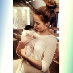 Guys! Enough hate Sophia! She is a beautiful girl! At least, not like her but respect her!
Do not forget! You make it hurt Liam!