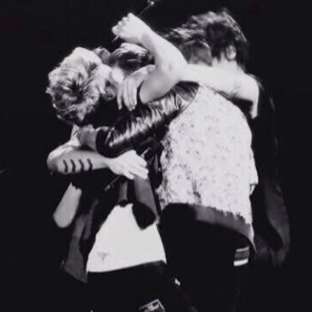 I will give you all the latest updates about 1D