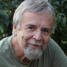 Занимаюсь акварумистикой, пишу статьи и книги, снимаю фильмы, катаюсь на горных лыжах, собираю старый рок и буги