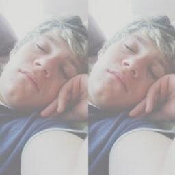 i just gave you a free follow so follow my main account @iIyzjm, please :D i'll follow back if you ask!!