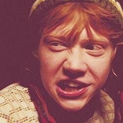 Nunca direi adeus a Hogwarts. Eu fiz dela o meu refúgio, o meu lar, a minha fortaleza ! • Slytherin • Chalé 13 • ♡ @cadeomeunariz ♡ .