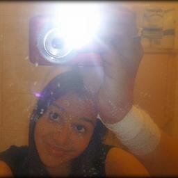 Nadie sabe que hay detrás de mi sonrisa.                                       Serranistaforever♥ 19/09/13♥