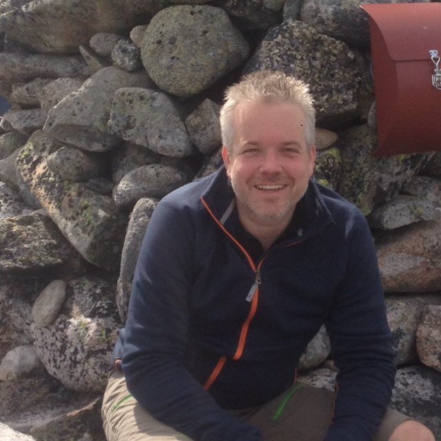 Jobber i Fjellsport.no, tidligere i Komplett.no.