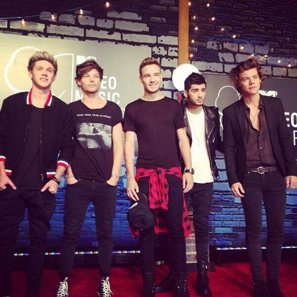 ola k ase? mirando el twitter de la belu q ase ;) ahah . agregame a facebook:https://t.co/3PutKSw71t .amo a @one direction♥♥