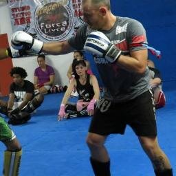 sou professor de muay thai..e amo mto oq faço
