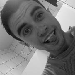 22 Anos, Amo crianças, vou a igreja, Paranista, Professor de Educação Física, Olhos verdes, REGGAE a vida com AMOR, SOMOS A FÚRIA!