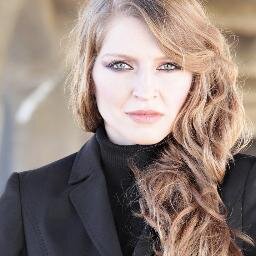 Schauspielerin, Moderatorin, Synchronsprecherin und Sängerin - Actress, TV presenter, Voice Actress, Singer