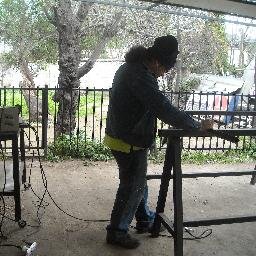 Se hacen trabajos en metales (fierro y acero): puertas, mesas, vallas de contención, galpones, cierres, entre otros.