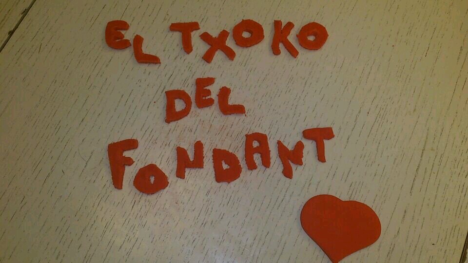 Periodista aficionada y dedicada a la repostería, todo tipo de tartas de fondant, cupcakes, galletas y mucho más. Encargos por privado.