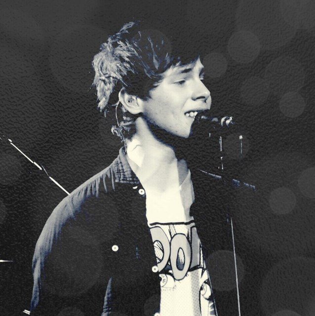 Hi we just gave you a free follow! Can you follow our main accounts @holyshit5SOS and @ayeashtonx ? :) we follow back!