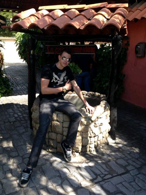 Si me demuestras q quieres estar conmigo, querré estar contigo pero si me demuestras q no quieres estar conmigo muy fazil te voy a ignorar