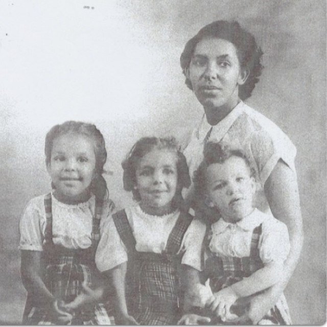 JacksonNbright's profile picture. Jackson & Bright luxury knitwear collection, est. 2013, provides high quality handcrafted knitwear from NYC based stylist & designer Ashanté Evelyn.