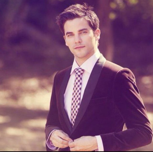 18. Gemelo de Patch. Ángel. Novio de Wiress, Canela. Eres mía, Ángel. Padre de Mitch y Lara.