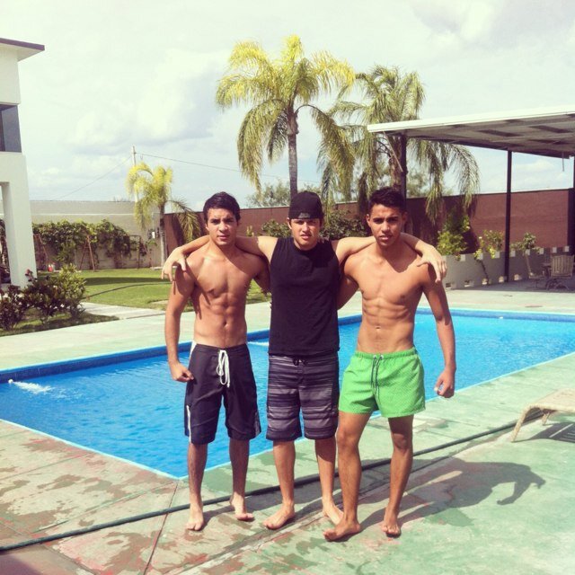 hola, puedes tocarme los pies si quieres
