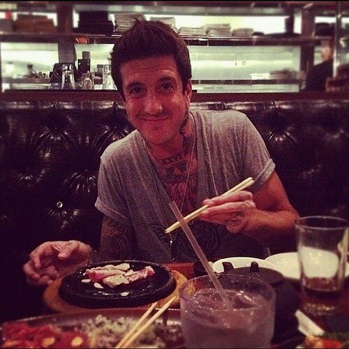 austincinutil's profile picture. Cantor de uma banda foda chamada Of Mice & Men | Kik: austinteama